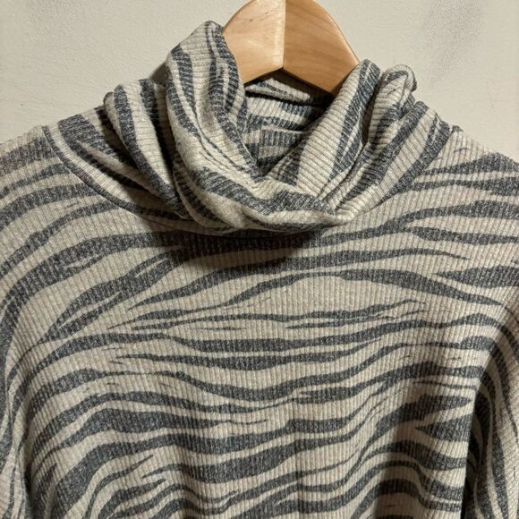 LNA Revolve Aliza Turtleneck Top Ribbed Knit Zebra Animal Print Top- Size Large - Picture 3 of 8